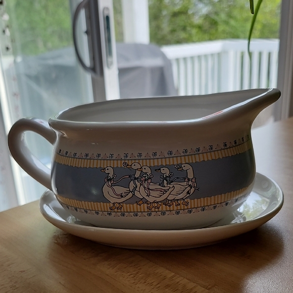 Vintage Ceramic Gravy Boat And Saucer. Ribbon Geese - Picture 1 of 3